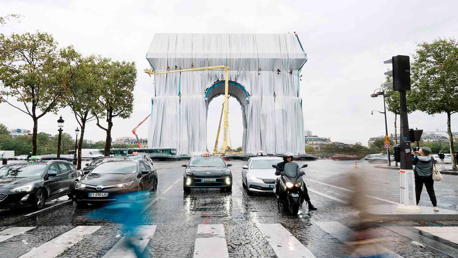 In memory of the late Bulgarian artist Cristo .. Covering the Arc de Triomphe in Paris (video)