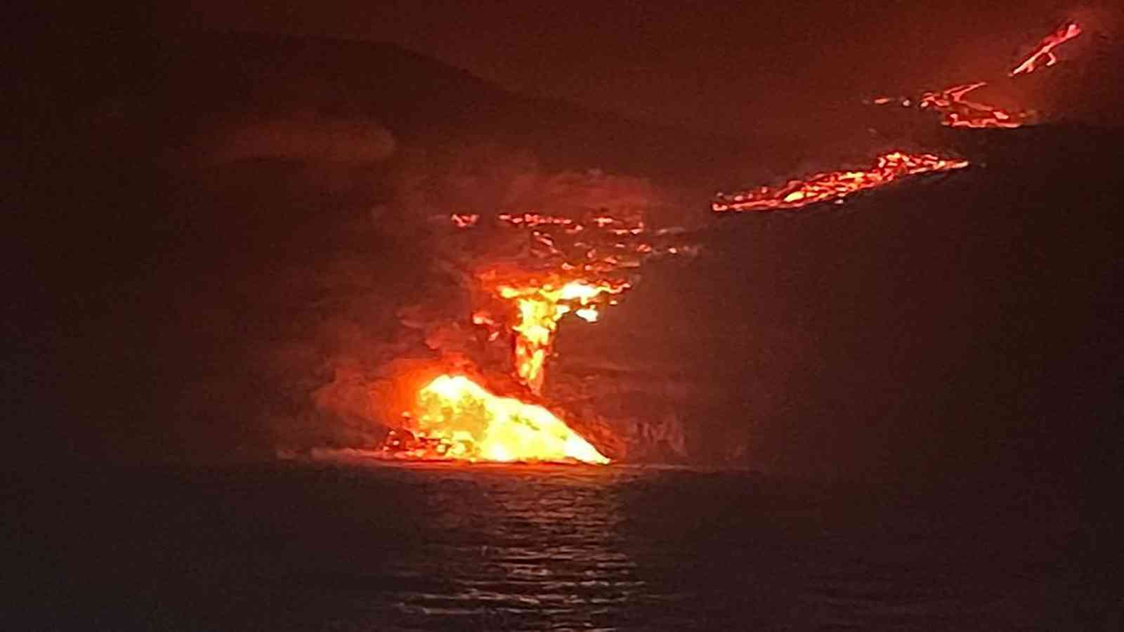 La Palma Island volcano reaches ocean and fear of toxic gas emissions .. Video