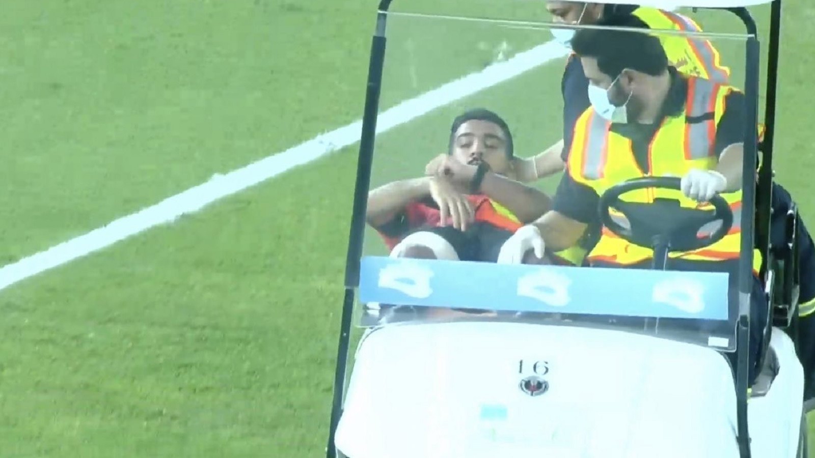 The referee of al-Qadisia and al-Arabi fell and carried him out on a stretcher (video)