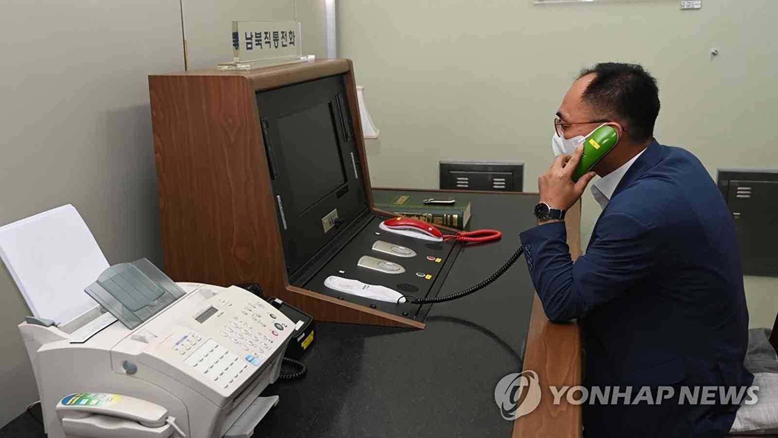 Both Koreas restart their hotline