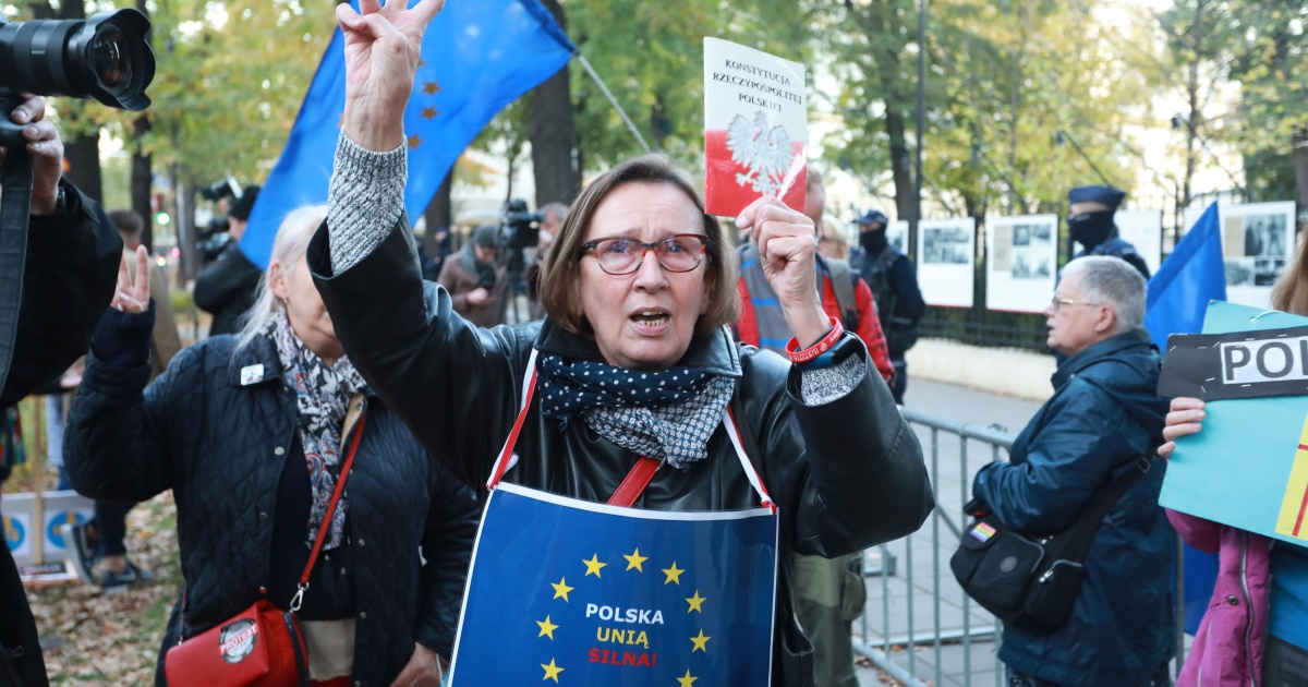 European Review: News confirms Poland wants to stay in EU after “sensational” court ruling