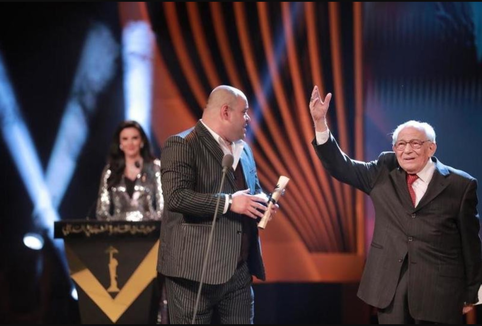 Rashwan Tawfiq and Lubna Abdel Aziz make a sudden appearance at the closing ceremony of the Cairo Film Festival