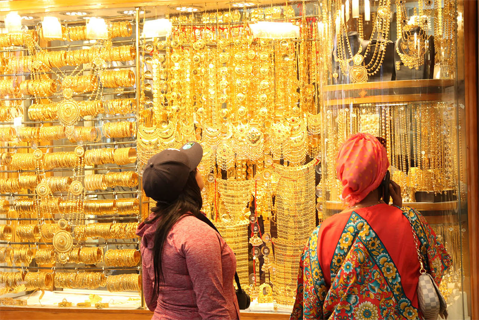 Gold prices fall in 6 weeks