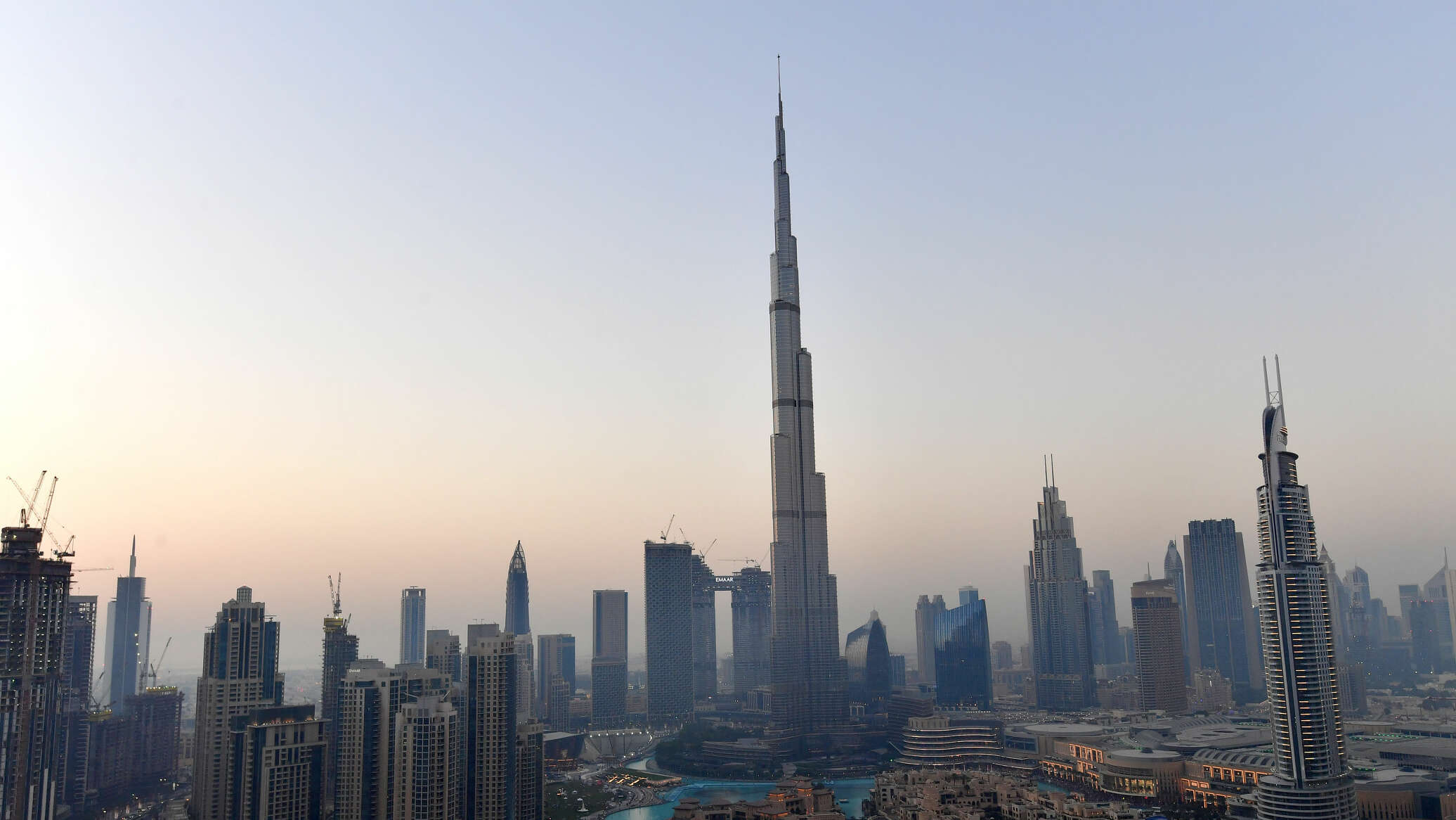 Thunder crashes on top of Burj Khalifa in Dubai … Video