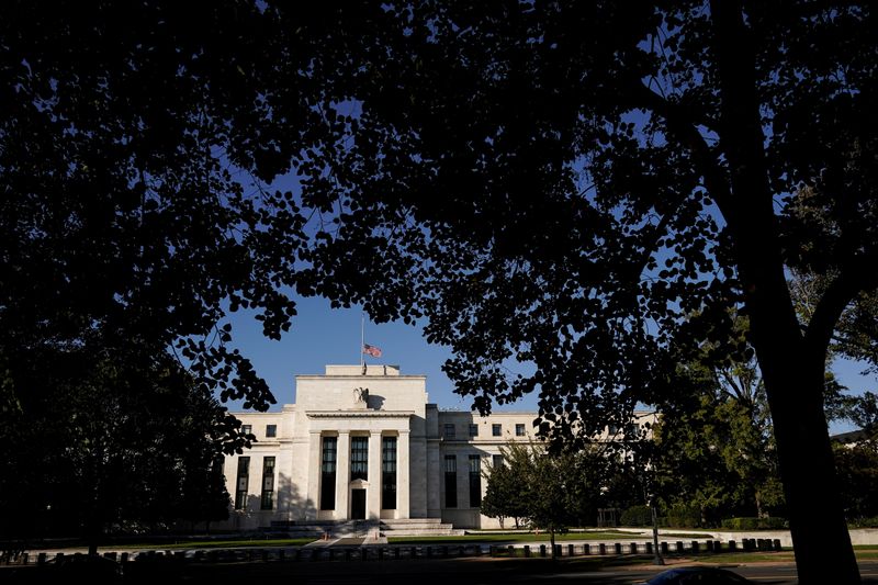 A member of the US Federal Reserve has stressed the need for Arab traders to raise interest rates