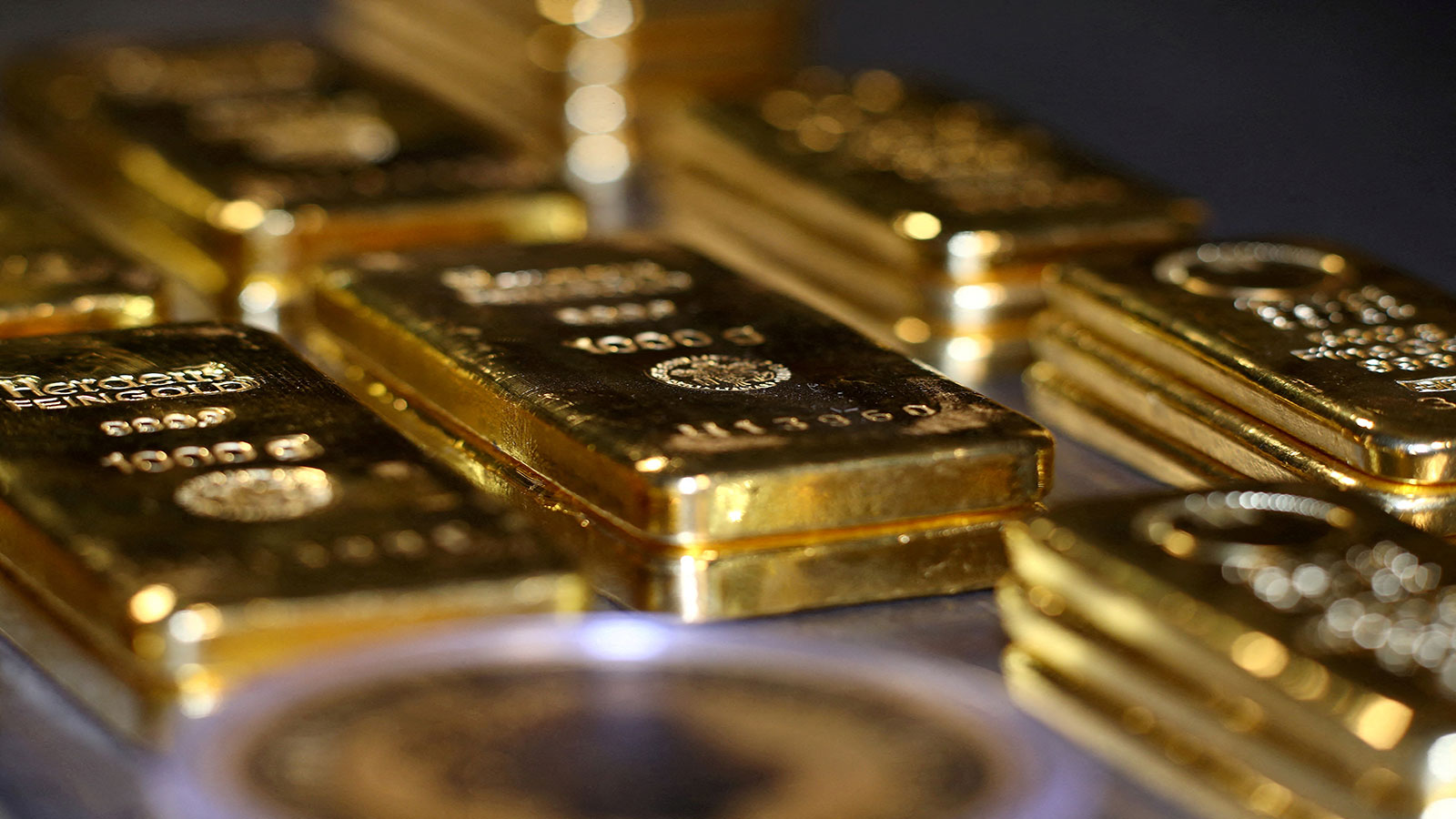 Gold and precious metals have fallen sharply due to the rise of the dollar