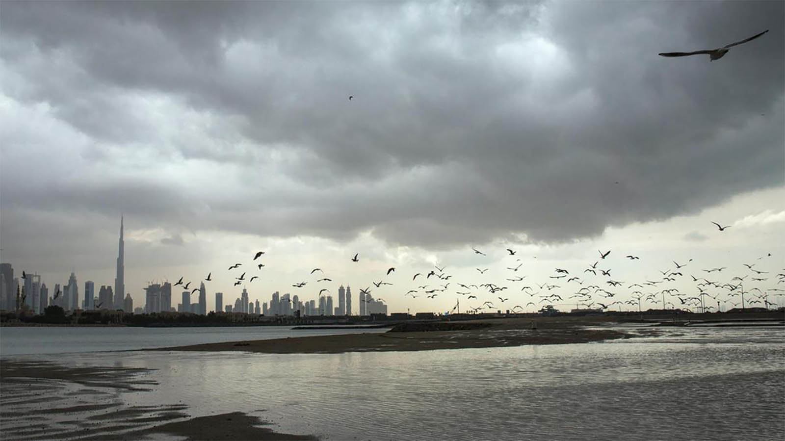 Mostly cloudy and rain.. Weather in Emirates from Sunday to Thursday