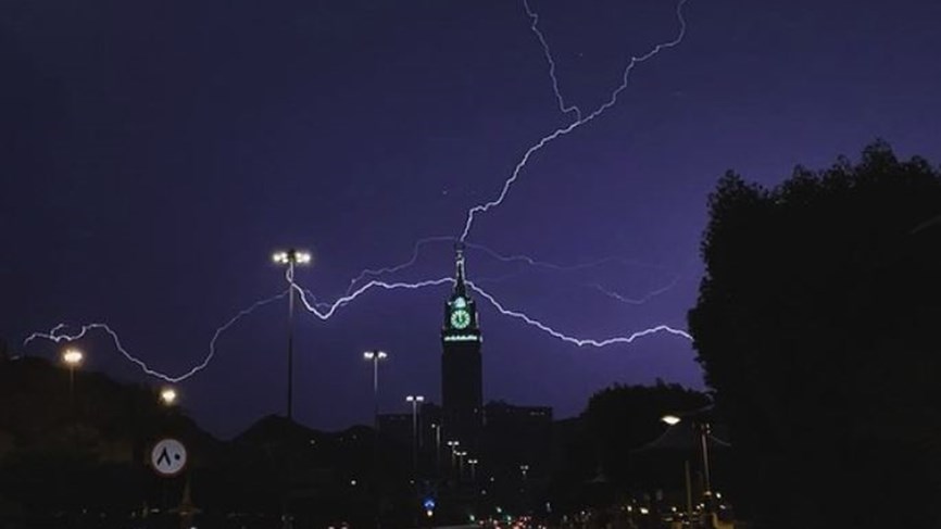 Videos and photos – A unique and unique sight of thunder striking the clock tower in Mecca!